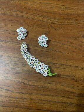 Vintage enamel daisy brooch and matching earring set